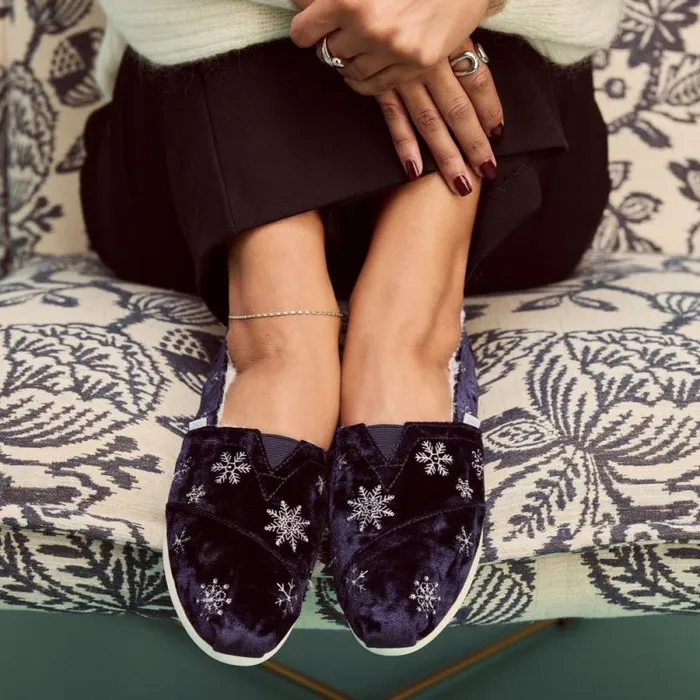 Toms TOMS Classics Alpargata Cloudbound Cozy Navy Velvet Embroidered Metallic Snowflakes 8211 Women